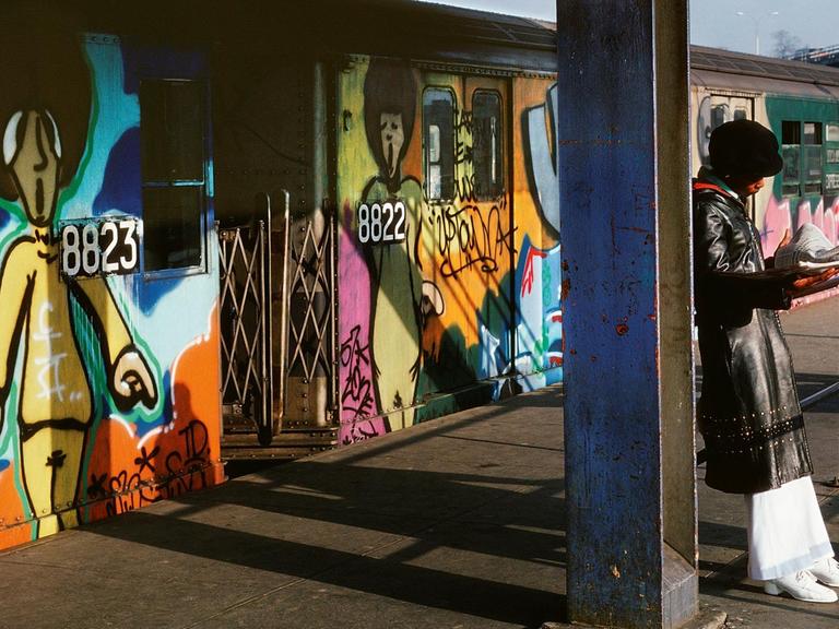 Viele nebeneinander aufgereihte verrostete Graffiti-Spraydosen.