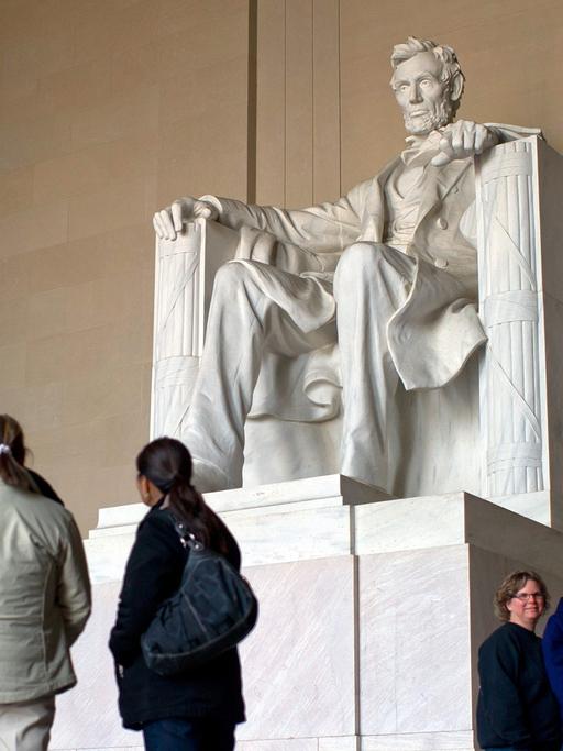 Das Lincoln Memorial, ein zwischen 1915 und 1922 erbautes Denkmal zu Ehren Abraham Lincolns, in Washington, aufgenommen am 11.04.2012.