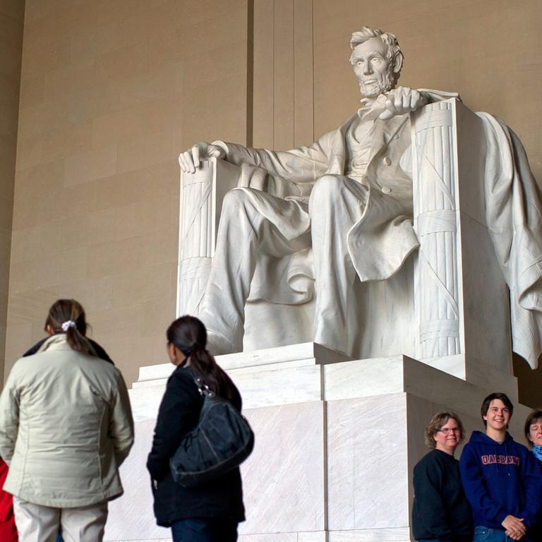 Das Lincoln Memorial, ein zwischen 1915 und 1922 erbautes Denkmal zu Ehren Abraham Lincolns, in Washington, aufgenommen am 11.04.2012.