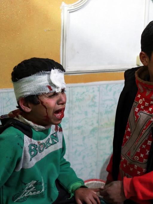 Verletzte Kinder in einer Klinik in der Stadt Douma bei Ost-Ghuta.