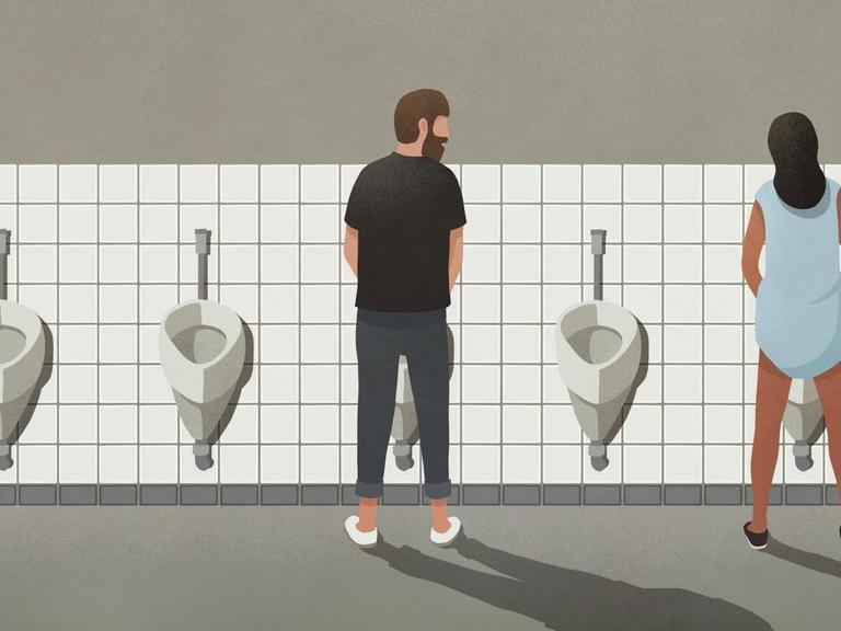 Ein Mann und eine Frau stehen vor einer Reihe Pissoirs auf einem Männerklo.