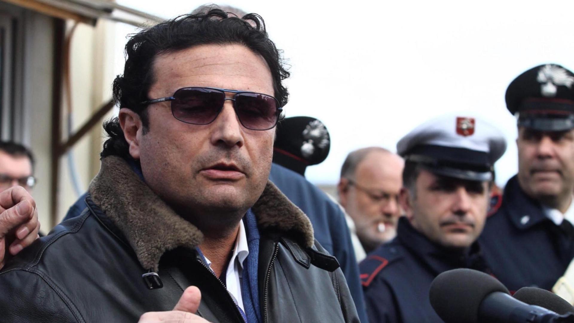 Francesco Schettino spricht mit Journalisten, er trägt eine dunkle Sonnen-Brille. Francesco Schettino spricht mit Journalisten, er trägt eine dunkle Sonnen-Brille.