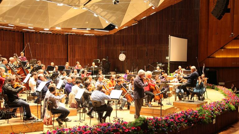 Farbfoto von einem klassischen Konzert mit Zubin Mehta, Dirigent, Amanda Forsyth, Cello und Violinist Pinchas Zukerman