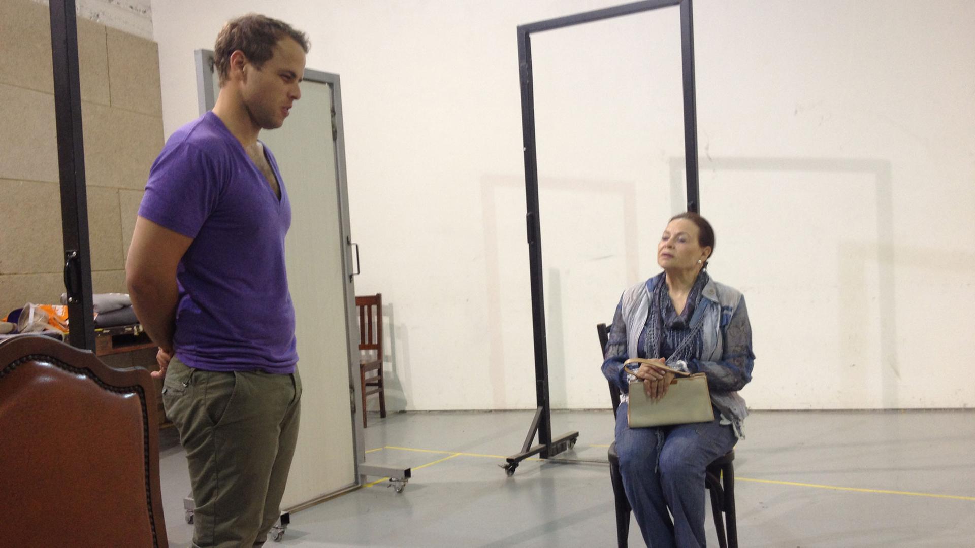 Der Schauspieler Ido Bartal und seine Kollegin Gila Almagor proben für das Stück "Festgenommen um Mitternacht" im Habima Theater Tel Aviv