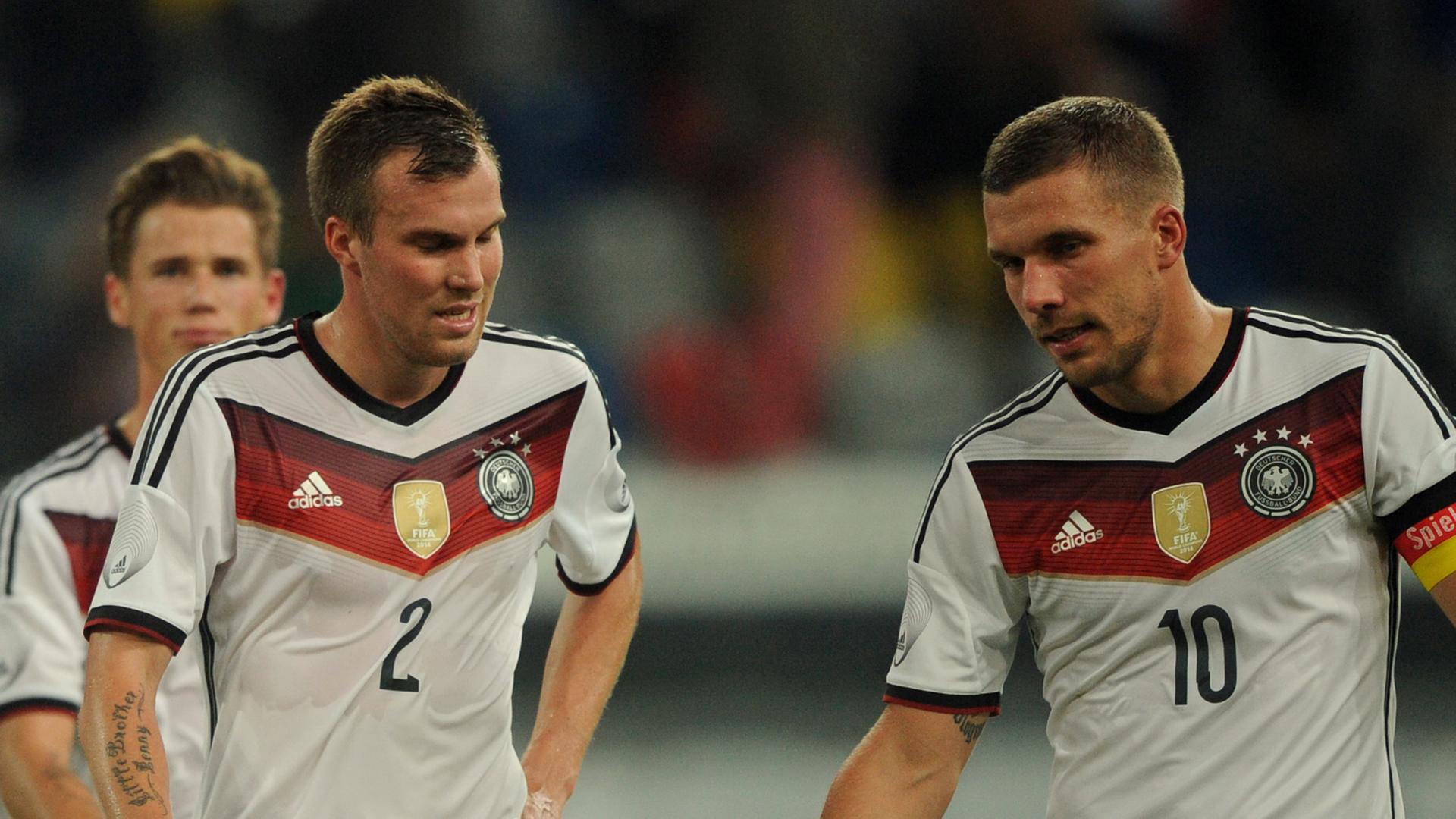 Kevin Großkreutz (l.) und Lukas Podolski verlassen enttäuscht den Platz Kevin Großkreutz (l.) und Lukas Podolski verlassen enttäuscht den Platz