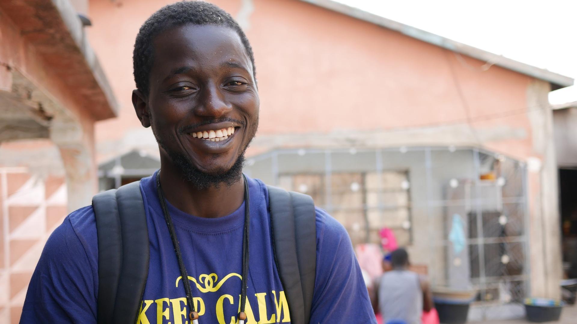 Moustapha Sallah ist in seine Heimat Gambia zurückgekehrt. Er will junge Leute von der Flucht abhalten und sie ermutigen, ihre Zukunft im eigenen Land aufzubauen.