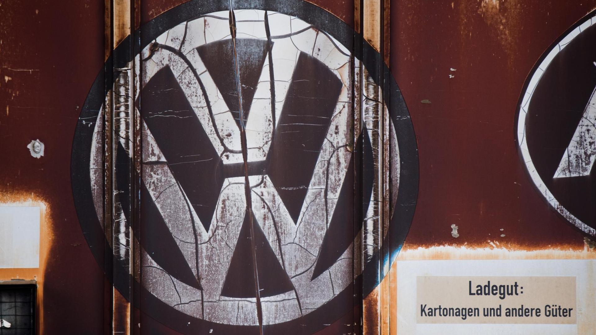 Ein alter Güterzug mit einem Logo von Volkswagen.