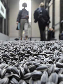 Besucher laufen über die Installation "Sonnenblumenkerne" von Ai Weiwei in der Londoner Tate Modern.
