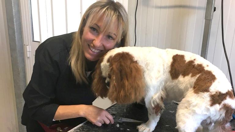 Simona Merlini pflegt in ihrem Hundesalon das Fell von Oskar