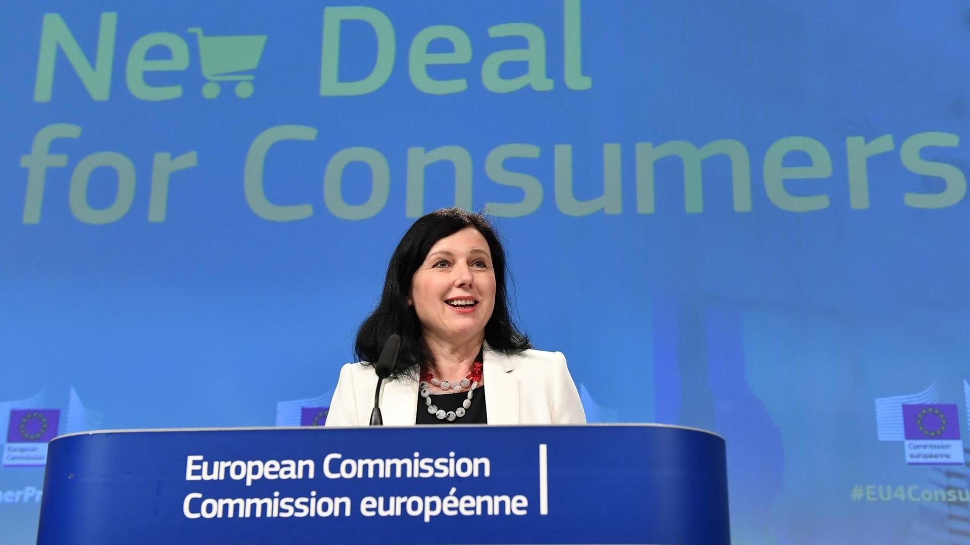 EU-Justizkommissarin Vera Jourova spricht über die Pläne der Kommission für Sammelklagen.