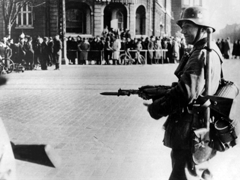 Am 9. April 1940 fielen Truppen der Wehrmacht ohne Kriegserklärung in den neutralen Ländern Dänemark und Norwegen ein. Die dänische Regierung fügte sich unter Protest.