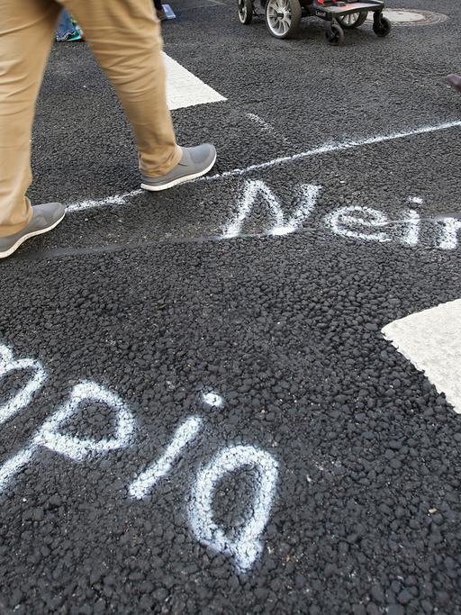 "Nein zu Olympia" steht beim Schanzenfest in Hamburg auf die Schanzenstraße gesprüht.