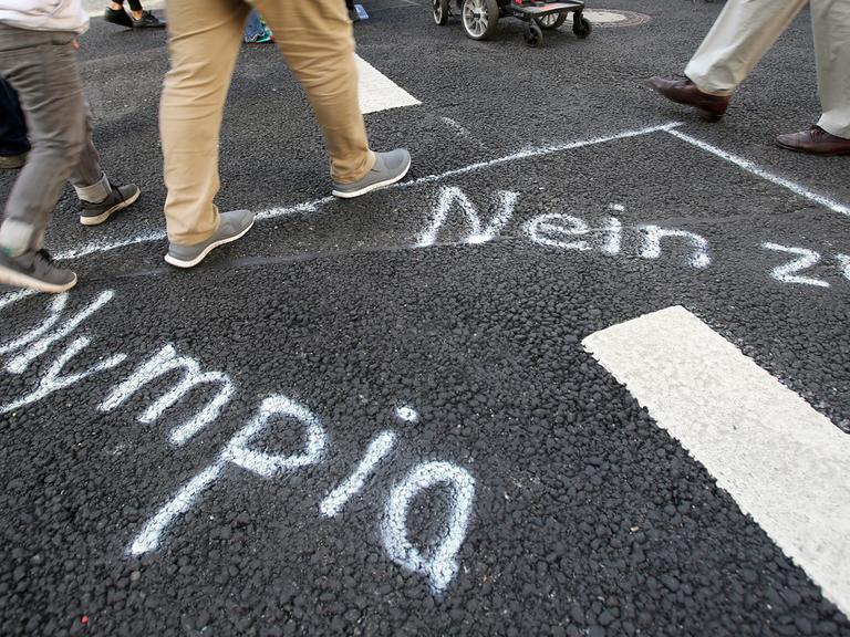 "Nein zu Olympia" steht beim Schanzenfest in Hamburg auf die Schanzenstraße gesprüht.