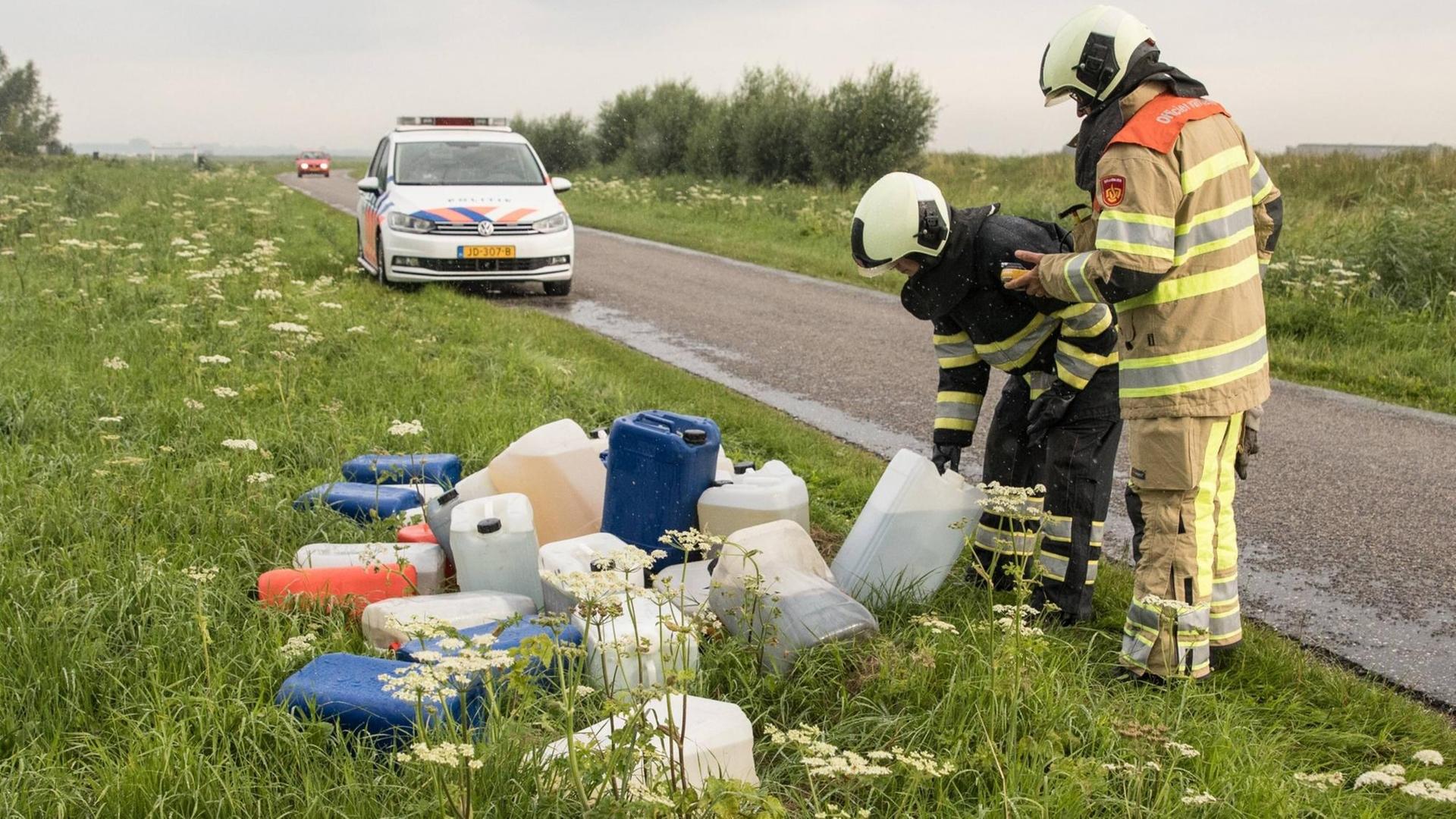 Die Feuerwehr untersucht Behälter mit Flüssigkeiten bei Eemnes in den Niederlanden, die offenbar aus der Drogenproduktion stammen und illegal entsorgt wurden
