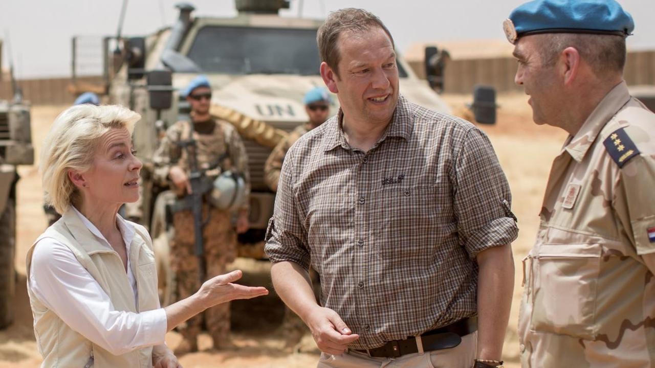Henning Otte (2. von rechts) mit Verteidigungsministerin von der Leyen bei einem Truppenbesuch mit Kommandeuren in Mali