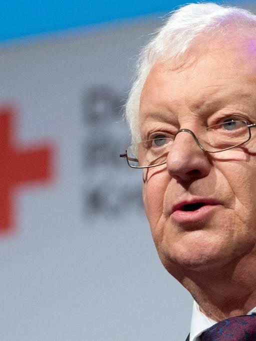 DRK-Präsident Rudolf Seiters spricht am 31.10.2013 in der Liederhalle in Stuttgart (Baden-Württemberg) beim Festakt zum 150-jährigen Bestehen des Deutschen Roten Kreuzes (DRK).