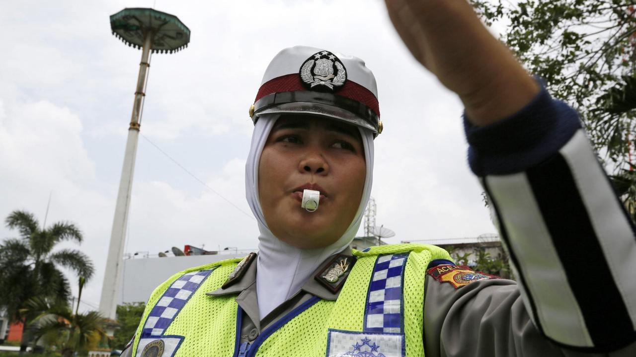 Eine indonesische Polizistin trägt einen Hijab im Dienst.