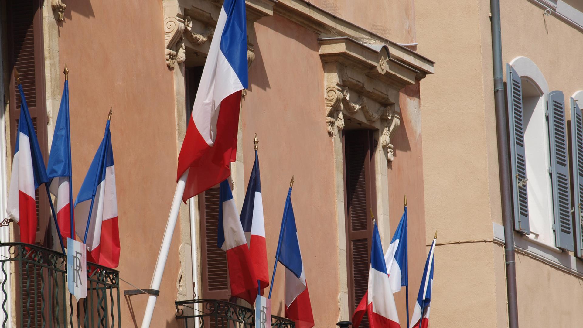 Französische Flaggen auf dem Balkon des Bürgermeisteramts in Aix-en-Provence