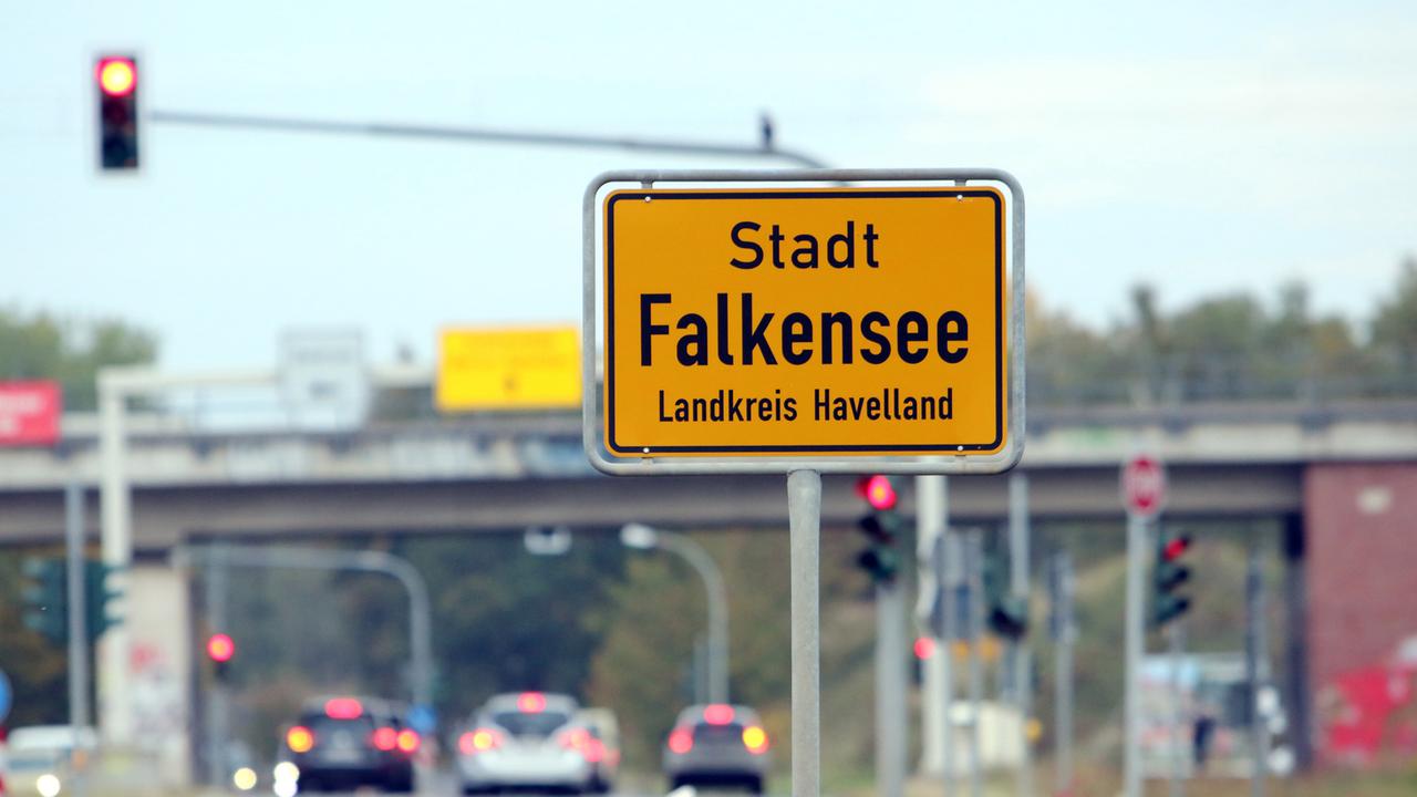 Ein Ortsschild von Falkensee, Landkreis Havelland (Brandenburg), aufgenommen am 09.10.2015.