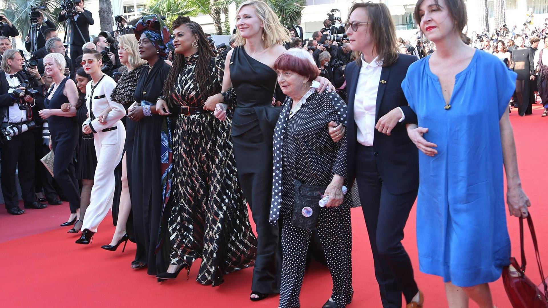 Cate Blanchett und Agnès Varda umgeben von Frauen der Filmbranche.