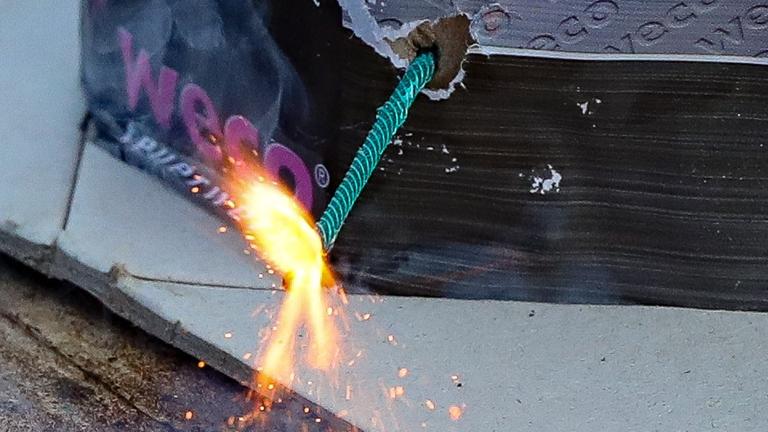 Brennende Zündschnur an einem Feuerwerkskörper der Firma Weco