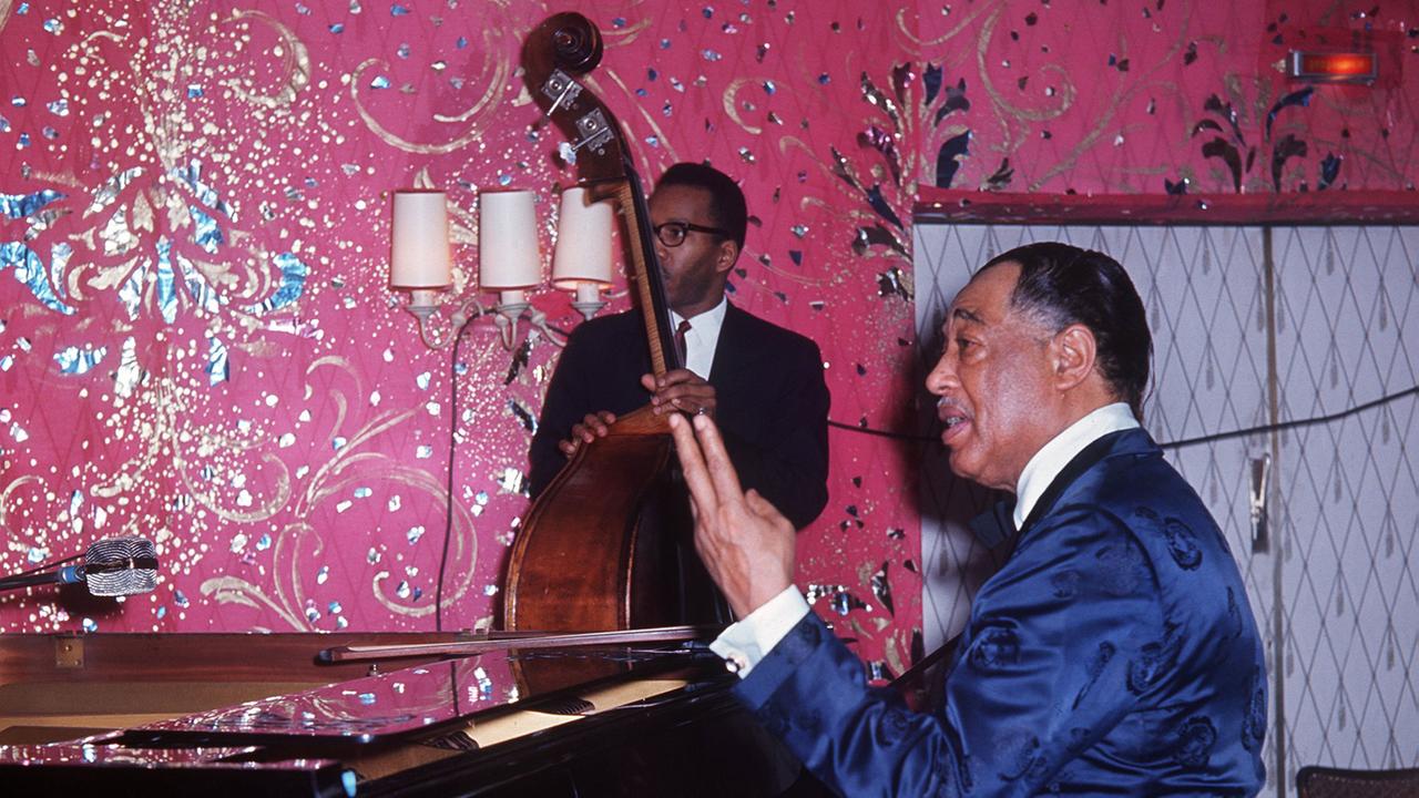 Der US-amerikanische Jazz-Musiker und Pianist Duke Ellington sitzt bei einem Gast-Auftritt auf dem Münchener "Bal Pare" 1967 an einem Flügel.