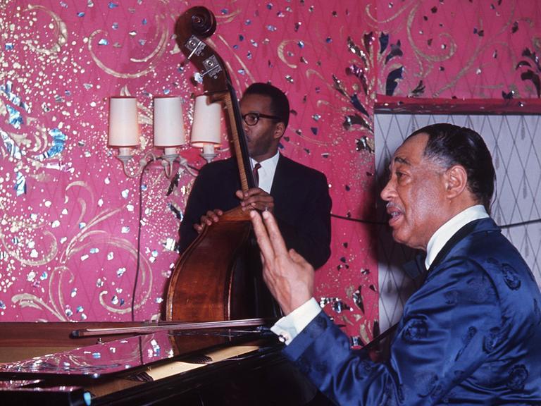 Der US-amerikanische Jazz-Musiker und Pianist Duke Ellington sitzt bei einem Gast-Auftritt auf dem Münchener "Bal Pare" 1967 an einem Flügel.