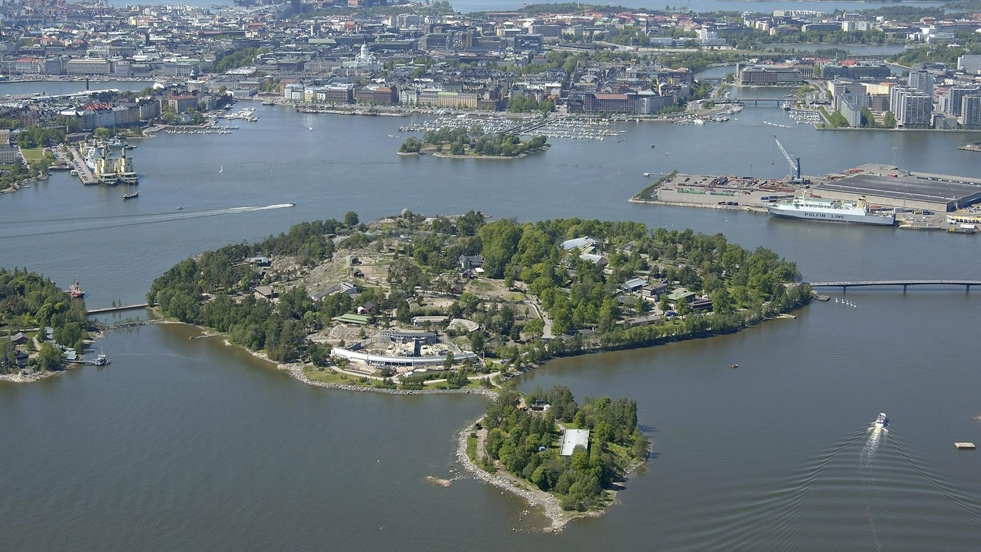 Blick aus der Luft auf den Zoo der finnischen Hauptstadt Helsinki, der auf der Insel Korkeasaari gelegen ist, aufgenommen am 03.06.2004.