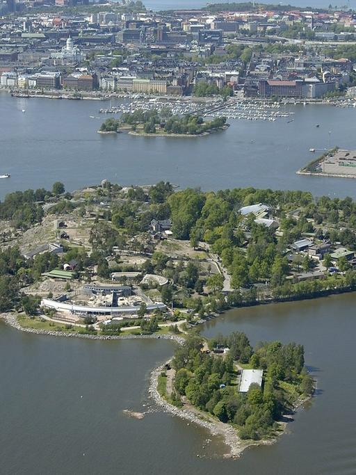 Blick aus der Luft auf den Zoo der finnischen Hauptstadt Helsinki, der auf der Insel Korkeasaari gelegen ist, aufgenommen am 03.06.2004.