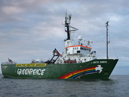 Das Greenpeace-Schiff "Arctic Sunrise" in der Petschorasee.