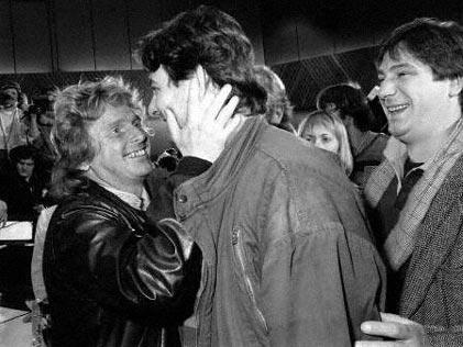Der ehemalige Studentenführer Daniel Cohn-Bendit gratuliert dem designierten hessischen Umwelt- und Energieminister Joschka Fischer nach dessen Bestätigung durch die Landesversammlung der Grünen am 27. Oktober 1985. Der ehemalige Studentenführer Daniel Cohn-Bendit gratuliert dem designierten hessischen Umwelt- und Energieminister Joschka Fischer nach dessen Bestätigung durch die Landesversammlung der Grünen am 27. Oktober 1985.