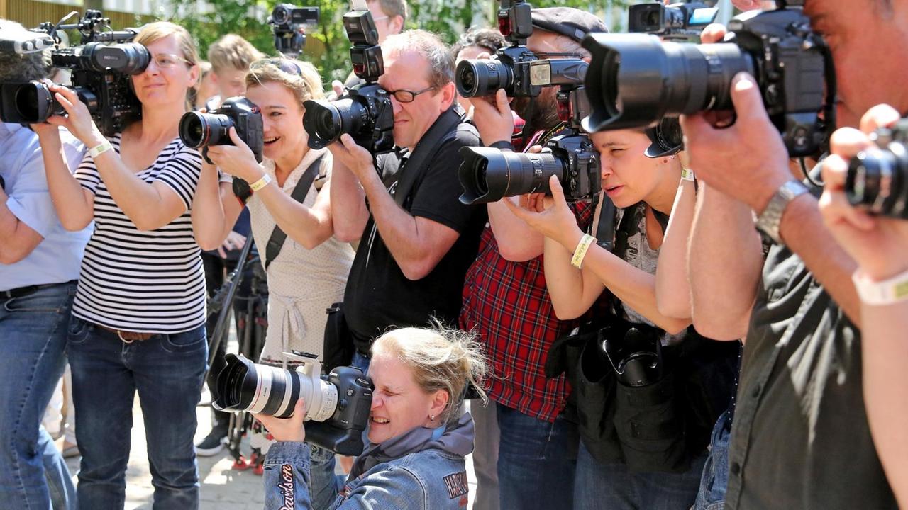 Zahlreiche Fotoreporter mit ihren Kameras stehen in einer Reihe