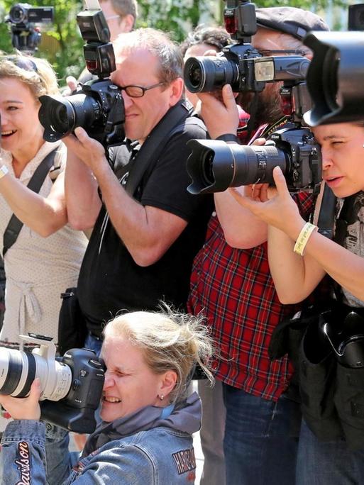 Zahlreiche Fotoreporter mit ihren Kameras stehen in einer Reihe