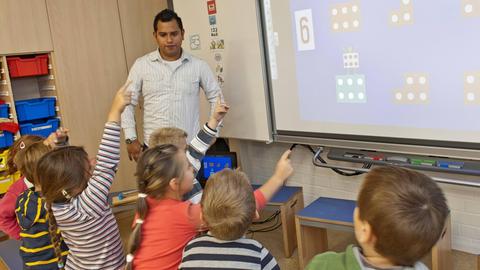 Bildnummer: 59688713 Datum: 27.09.2012 Copyright: imago/epd Erstklässler mit und ohne Behinderungen werden am 27.09.2012 in ihrem Klassenraum der Vincenzschule Aulhausen bei Rüdesheim unterrichtet (Foto: Grundschullehrer Martin Fronen übt mit den Kindern, Zahlenbilder zu erkennen).
