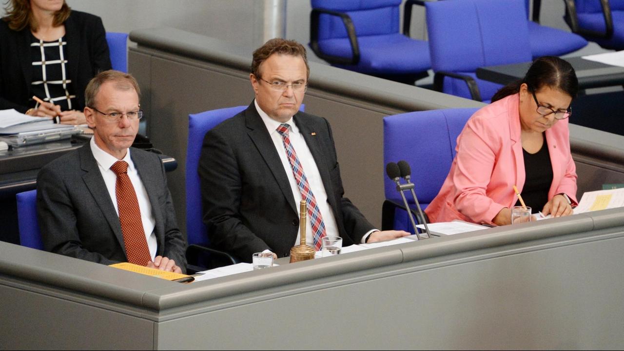 Schriftführer: Markus Kurth, (li), Bündnis 90/Die Grünen, Gülistan Yüksel, (re), SPD, Vorsitz: Bundestagspräsident Dr. Hans-Peter Friedrich, CDU/CSU, 39. Sitzung Deutscher Bundestag. Ordnungsnummer: 4131734 Name: Kurth, Markus,Yüksel, Gülistan,Friedrich, Hans-Peter Ereignis: Plenarsitzung, Schriftführer Gebäude / Gebäudeteil : Reichstagsgebäude, Plenarsaal Nutzungsbedingungen: http://www.bundestag.de/bildnutz Es werden nur einfache Nutzungsrechte eingeräumt, die ein Recht zur Weitergabe der Nutzungsrechte an Dritte ausschließen.