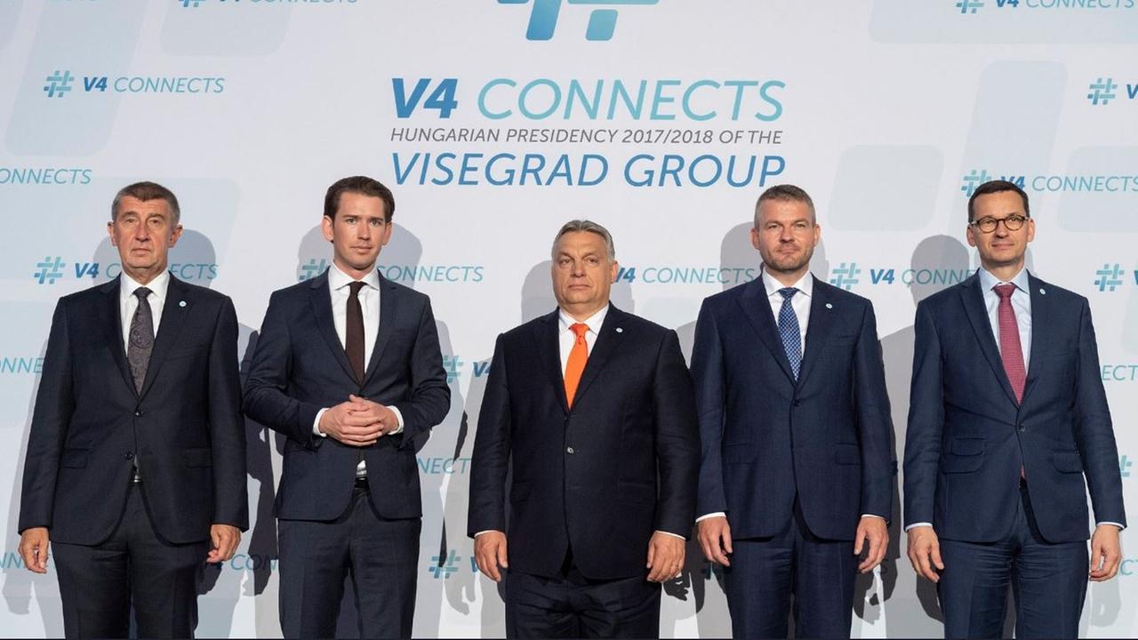 Vertreter der vier Visegrad-Staaten: Andrej Babis - Tschechien (links), Viktor Orbán - Ungarn (Mitte), Robert Fico - Slowakei, Mateusz Morawiecki - Polen (rechts) und Österreichs Kanzler Sebastian Kurz (2. v. links).