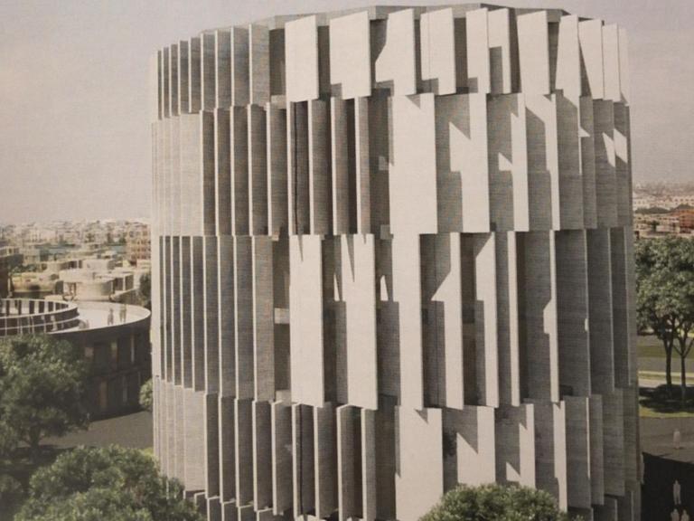 Ein großer, zylinderartiger Bau - hierbei handelt es sich um ein Architekturmodell für das geplante Holocaust-Mahnmal in Thessaloniki.
