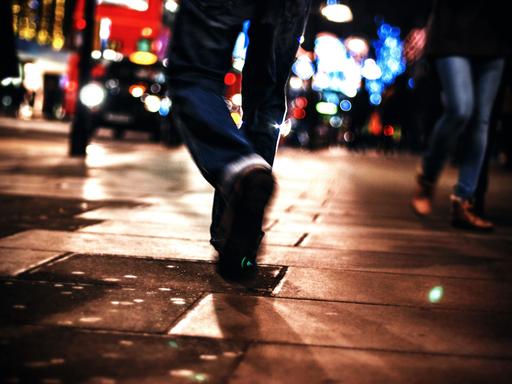 Folgenschwerer Unfall: Dem Politiker Braubach läuft ein junger Mann vors Auto.