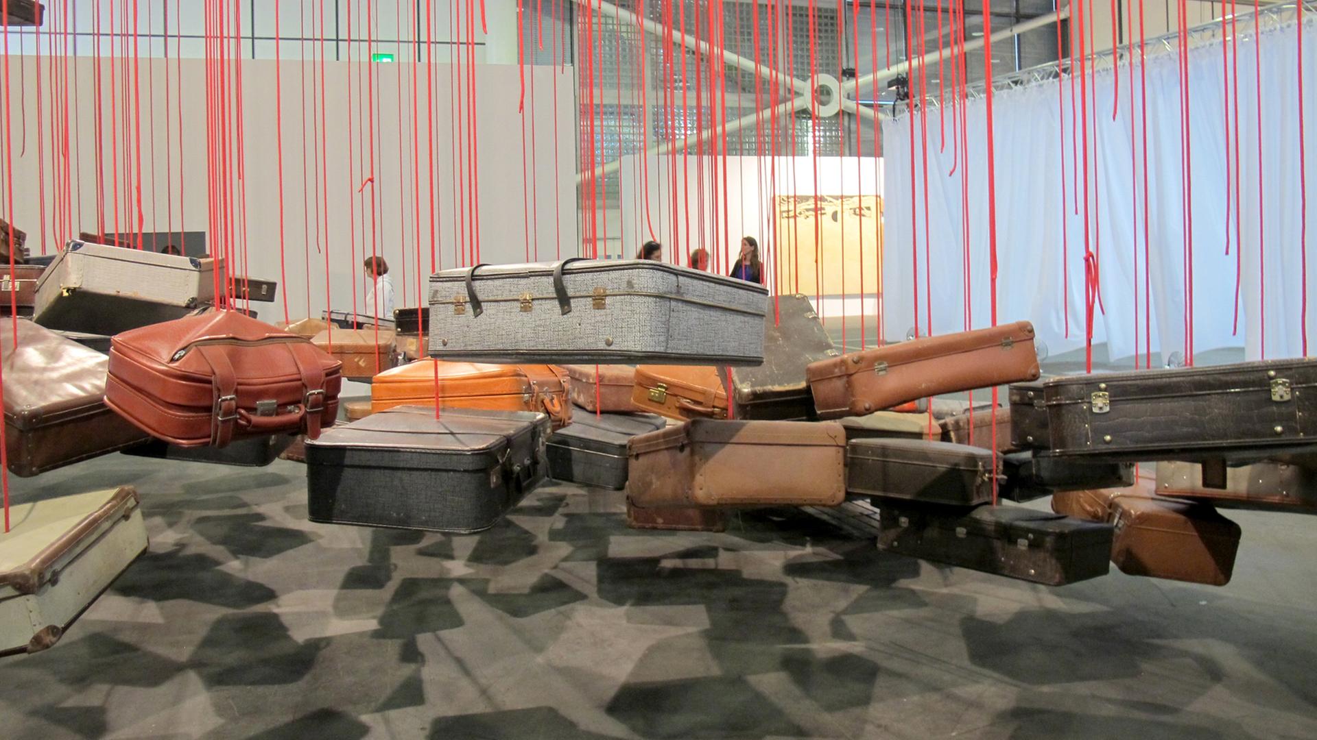 Die riesige Installation aus schwebenden Koffern von Chiharu Shiota ist einer der Blickfänge auf der Kunstmesse Art Basel.