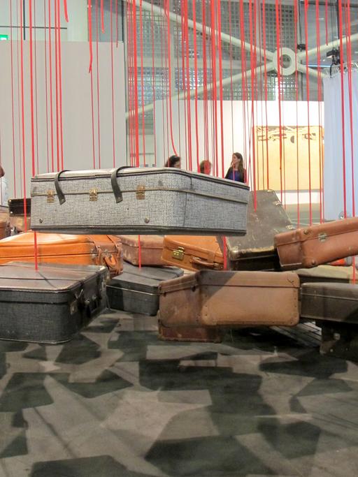 Die riesige Installation aus schwebenden Koffern von Chiharu Shiota ist einer der Blickfänge auf der Kunstmesse Art Basel.