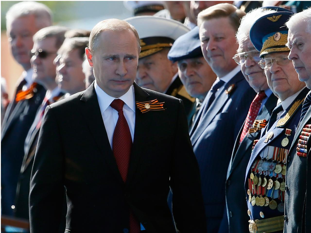 Wladimir Putin während der Militärparade in Moskau. Er blickt ernst.