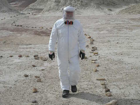Commander Peter Kokh im "Spacesuit lite", in dem er die Röhren für den Tunnel zusammensetzt.