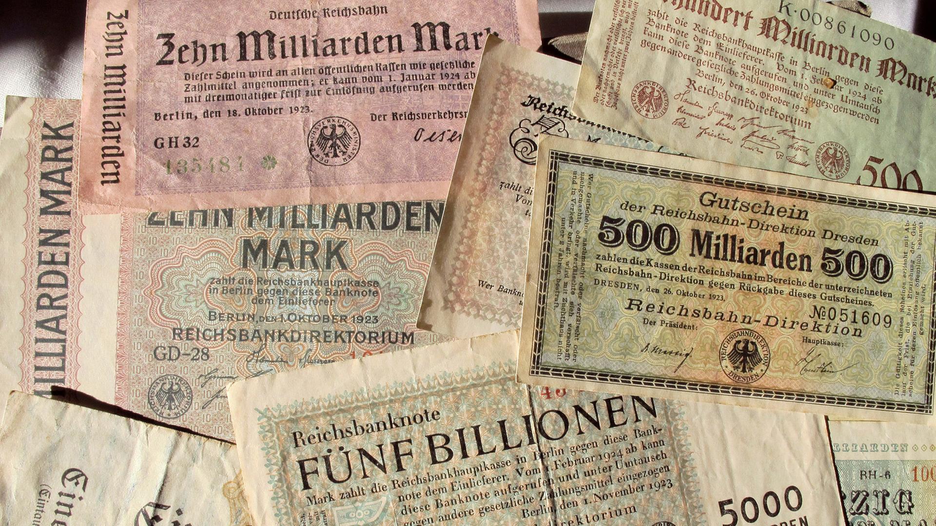 Verschiedene Geldscheine über Zehn Milliarden Mark, 500 Milliarden Mark, Fünf Billionen Mark u.a., vornehmlich 1923 von der Deutschen Reichsbank ausgegeben