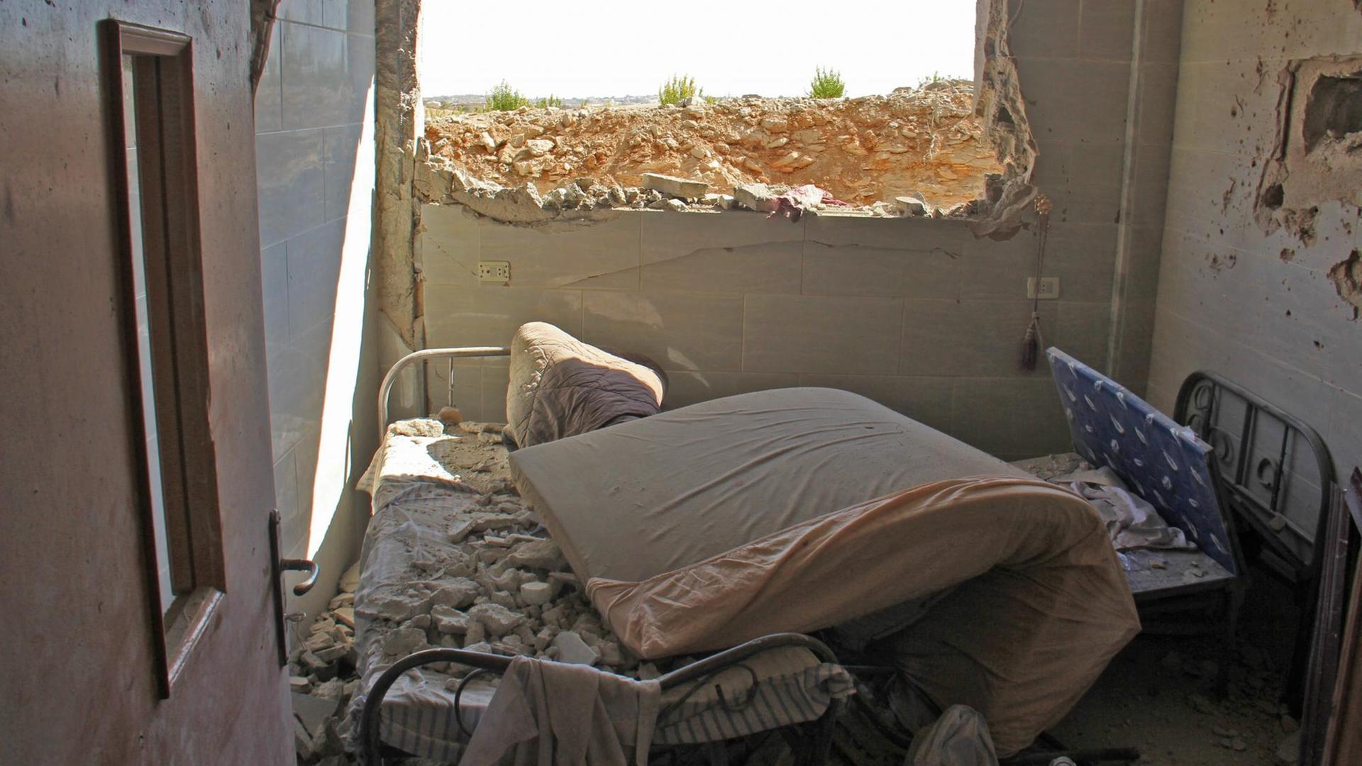 Ein Krankenhausbett steht in einer von Luftangriffen zerstörten medizinischen Einrichtung im Dorf Al-Tahh.