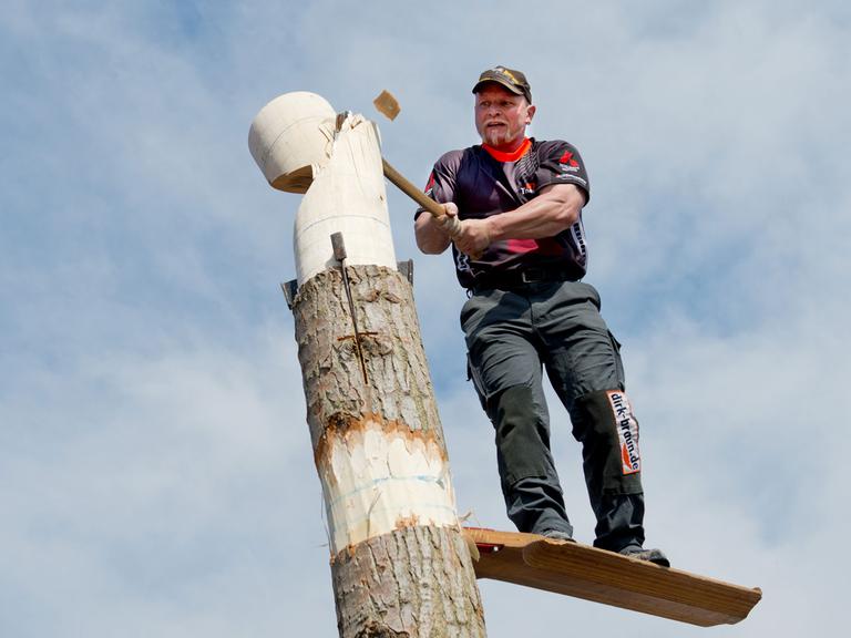 Der Timbersportler Dirk Braun bei einer sogenannten Springboard-Übung