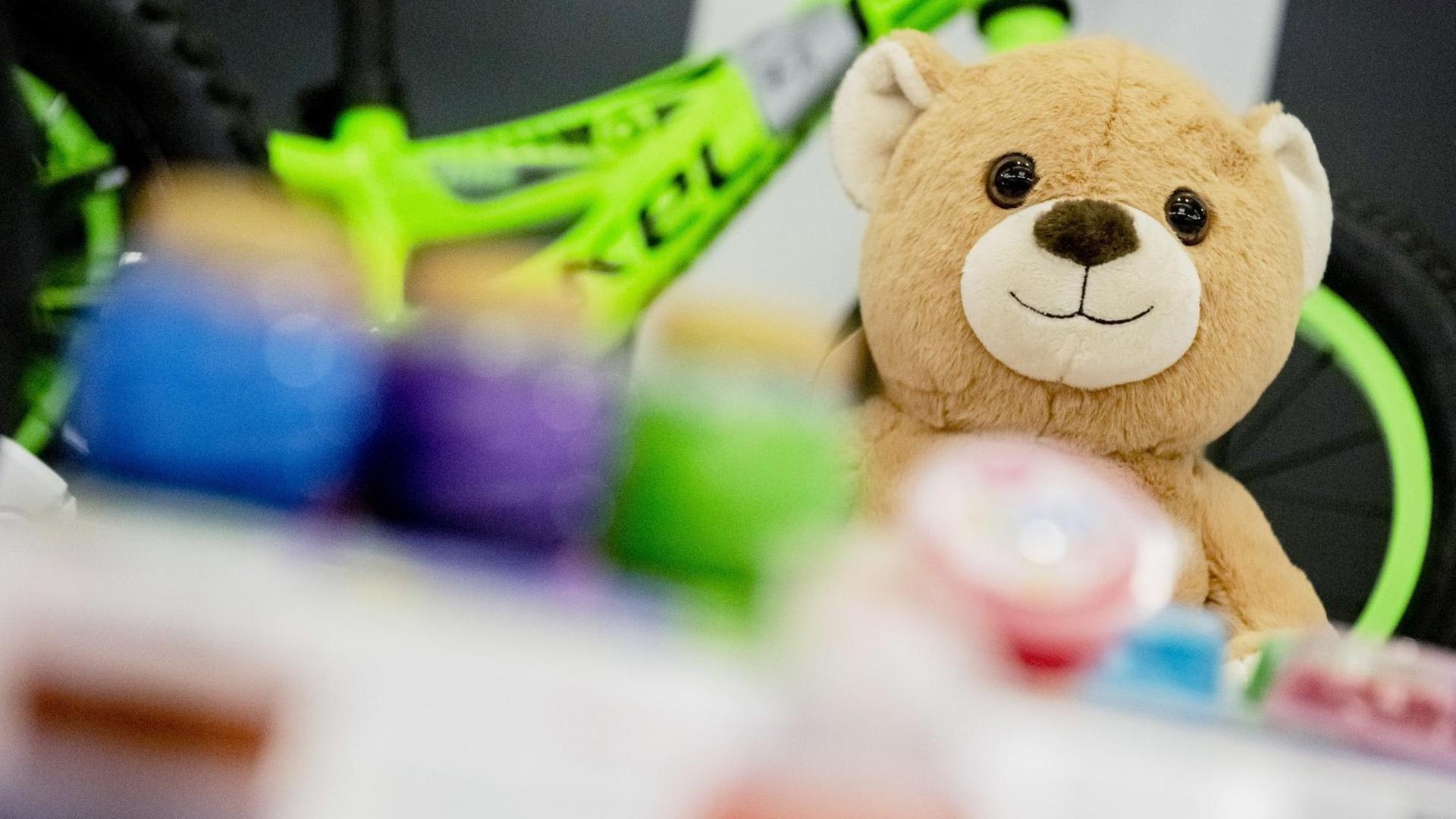Ein vernetzter Teddybär "Toy-Fi Teddy" liegt vor einer Pressekonferenz der Stiftung Warentest zur "Sicherheit von Kinderprodukten" auf einem Tisch. Die Stiftung Warentest prüfte vernetzte Spielzeuge.