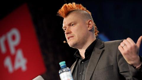 Der Blogger und Journalist Sascha Lobo spricht auf der Internetkonferenz Republica in Berlin.