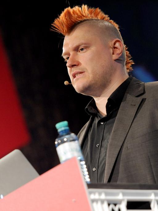 Der Blogger und Journalist Sascha Lobo spricht auf der Internetkonferenz Republica in Berlin.