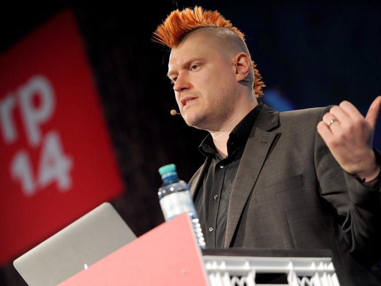 Der Blogger und Journalist Sascha Lobo spricht auf der Internetkonferenz Republica in Berlin.
