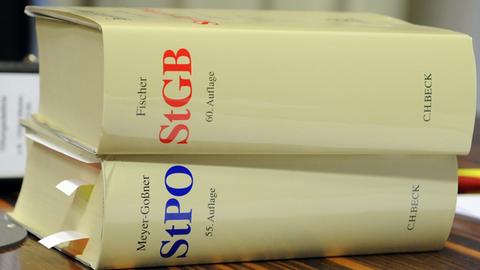 Die deutsche Strafprozessordnung (StPO) und das deutsche Strafgesetzbuch (StGB) liegen auf einem Tisch.